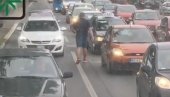 ŠOKANTAN SNIMAK NASILJA U NOVOM SADU: Siledžija razbio staklo na autobusu, pa se dao u beg (VIDEO)