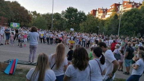 ХОЋЕ ИЗАБРАНУ, А НЕ НАМЕТНУТУ ДИРЕКТОРКУ ШКОЛЕ: Протест родитеља и наставника испред ОШ Иво Андрић