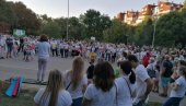 HOĆE IZABRANU, A NE NAMETNUTU DIREKTORKU ŠKOLE: Protest roditelja i nastavnika ispred OŠ Ivo Andrić