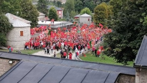 POLICIJSKE BROJKE PATRIOTIZMA “DO ČEPA”: Iz ostalih gradova pristiglo u Podgoricu oko 6000