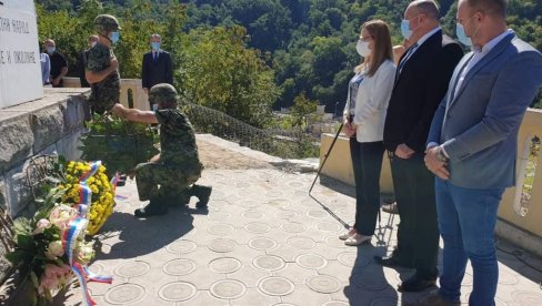 VENCI I CVEĆE NA SPOMENIK STRADALIMA: Vranjska Banja obeležila Dan oslobođenja u Drugom svetskom ratu