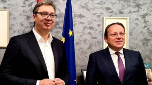 VUČIĆ SE SASTAO SA OLIVEROM VARHEIJEM U BRISELU (FOTO)