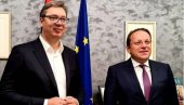 VUČIĆ SE SASTAO SA OLIVEROM VARHEIJEM U BRISELU (FOTO)