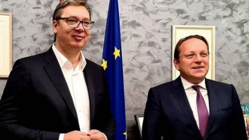 VUČIĆ IZ BRISELA: Dobar sastanak sa Varheijem, hvala na podršci