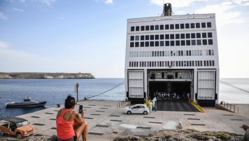 DESANT MIGRANATA NA ITALIJU: Više od 50.000 ljudi čeka da zaplovi iz Libije, a EU se pravi mrtva DESANT MIGRANATA NA ITALIJU: Više od 50.000 ljudi čeka da zaplovi iz Libije, a EU se pravi mrtva