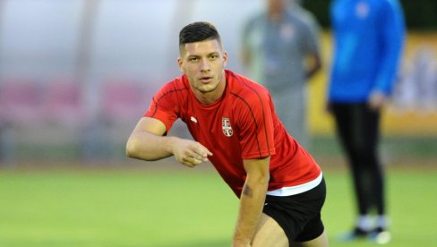 JOVIĆ STIGAO U FRANKFURT: Ni sneg mu ništa ne može, Srbin se vratio kući i debituje u nedelju (FOTO)