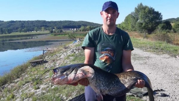 ВЛАДАН ИЗ ДИМИТРОВГРАДА УЛОВИО ПРАВУ НЕМАН! Тежак 22 килограма, дучачак преко метар и по - извлачили га два сата! (ФОТО)