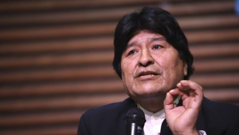 EVO MORALES OBJAVIO SNIMAK PUCNJAVE: Napad na bivšeg predsednika Bolivije izveden iz tri automobila, meci probili staklo, vozač krvav (VIDEO)