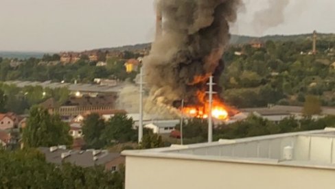 ВЕЛИКИ ПОЖАР НА КАРАБУРМИ: Црн дим се надвио над тим делом града, ватрогасци излазе на терен (ФОТО/ВИДЕО)