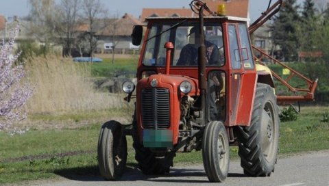 ВОЗИО ТРАКТОР ПИЈАН: Полиција га зауставила и измерила колико је промила алкохола имао у крви