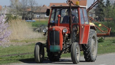 ТЕШКА НЕСРЕЋА КОД ГРАДИШКЕ: Мушкарац (63) пао са тракторске приколице, сломио обе ноге