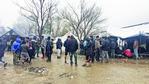 ЗБОГ МИГРАНАТА ДЕЦУ ПРАТЕ И ДО ШКОЛЕ: Мештане Новог града и ширег подручја узнемирава присуство азиланата