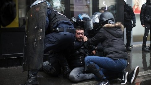 ТОКОМ РАСПУСТА - ПОЛИЦИЈСКИ ЧАС:  Француске власти траже начин како да изађу на крај с разузданом омладином