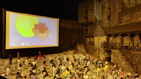 POZNATI ČLANOVI ŽIRIJA ČETVRTOG DUNAV FILM FESTA: O dobitniku nagrade Dunavska lađa odlučićeMladen Sovilj, Emir Ćatović i Ana Maria Rosi POZNATI ČLANOVI ŽIRIJA ČETVRTOG DUNAV FILM FESTA: O dobitniku nagrade Dunavska lađa odlučićeMladen Sovilj, Emir Ćatović i Ana Maria Rosi