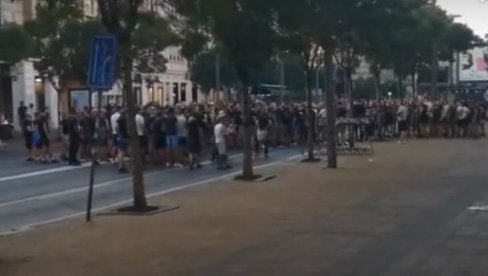 ГРОБАРИ БЛОКИРАЛИ ТЕРАЗИЈЕ: Навијачи Партизана протестовали испред ФСС (ВИДЕО) ГРОБАРИ БЛОКИРАЛИ ТЕРАЗИЈЕ: Навијачи Партизана протестовали испред ФСС (ВИДЕО)