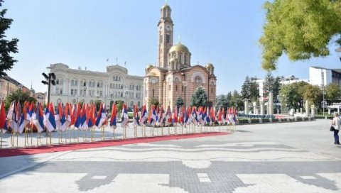 ДАН СРПСКОГ ЈЕДИНСТВА: Испред Палате Републике Српске заставе