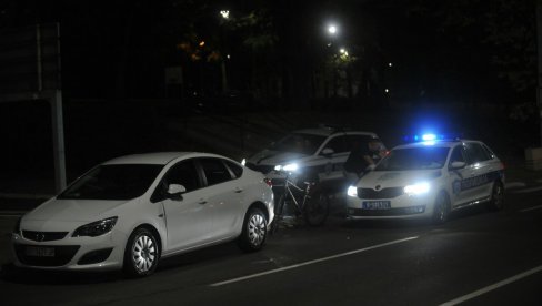 PRVE FOTOGRAFIJE SA MESTA SAOBRAĆAJKE NA DEDINJU: Ovde je automobil udario dete (13)