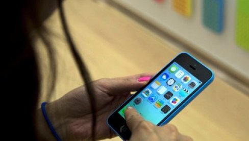 ОВА ЗЕМЉА МАСОВНО ПРЕЛАЗИ НА КАРТИЦЕ: Али једна скривена наплата скупо кошта