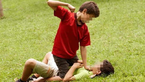 DVA DEČAKA PRETUKLA VRŠNJAKA (13): Drama kod osnovne škole u Prokuplju - Majka maloletnika prijavila sve policiji