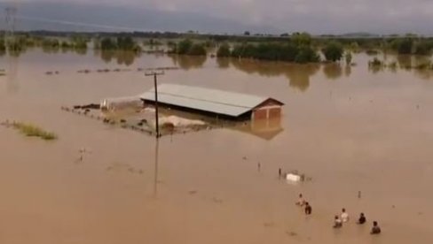 УРАГАН ЈЕ СВЕ ОСТАВИО ПОД ВОДОМ: Погледајте стравичне снимке из Грчке који су обишли свет (ВИДЕО)