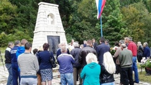 PARASTOS STRADALIMA U ZASEDI ARMIJE BiH: Sveće za putnike iz sprženog vojnog kamiona