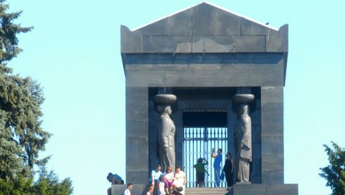 SPOMENIK NA AVALI PRETRPEO OŠTEĆENJA: Neznani junak čeka obnovu 16 godina (FOTO)