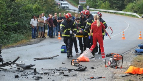 СНИМАК УДЕСА КОД КРАЉЕВА: Аутомобили смрскани у директном судару, ватрогасци извлачили возача пунта (ВИДЕО)