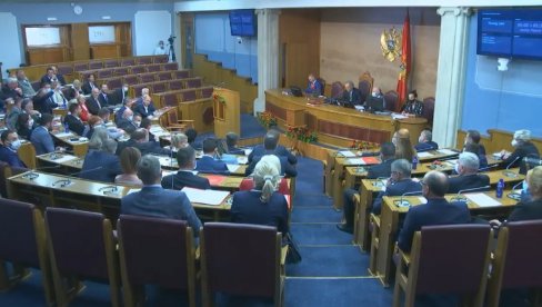 HAOS U CRNOGORSKOM PARLAMENTU: Prekinuta sednica, poslanici DPS-a opkolili su sto predsedavajućeg