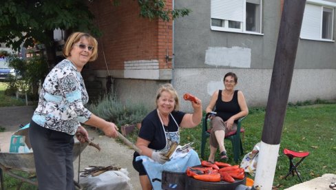 KOMŠINICE ZAJEDNO PEKU PAPRIKU: U jagodinskoj ulici radno druženje