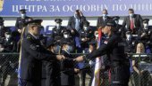 УРУЧЕНА РЕШЕЊА О НАГРАЂИВАЊУ НАЈУСПЕШНИЈИМ НОВИМ ПОЛИЦАЈЦИМА: Часно ћемо служити Србији и грађанима