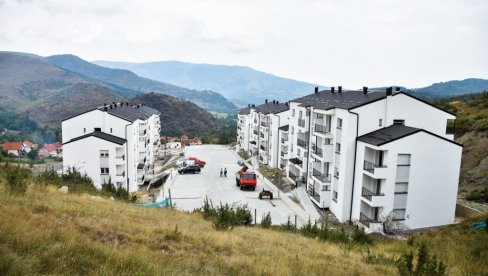 STANOVI ZA RASELJENE I SOCIJALNO UGROŽENE: Stanari kolektivnih centara u opštini Štrpce uskoro u novim domovima (FOTO)