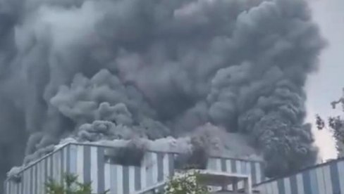 GOREO PAMUK KOJI UPIJA ZVUK: Epilog požara u zgradi Huavej - pronađena ugljenisana tela (VIDEO) GOREO PAMUK KOJI UPIJA ZVUK: Epilog požara u zgradi Huavej - pronađena ugljenisana tela (VIDEO)