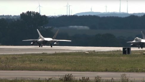 AMERIČKI OSVAJANJE ARKTIKA: SAD premeštaju borbene avione na Aljasku – 150 “nevidljivih” aviona F-22 i F-35