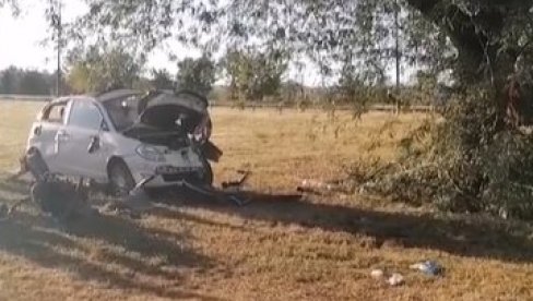 TRAGEDIJA KOD KLADOVA: Krenuo po ženu i dete u Nemačku, poginuo pored puta - od siline udara motor ispao iz ležišta TRAGEDIJA KOD KLADOVA: Krenuo po ženu i dete u Nemačku, poginuo pored puta - od siline udara motor ispao iz ležišta