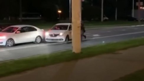 BEŽAO OD POLICIJE, PA UTRČAO U TAKSI: Domišljatost ovog mladića iz Belorusije oduševila je mnoge! (VIDEO)