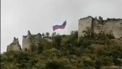 TROBOJKA OSVANULA IZNAD ZVEČANA: Ruska zastava se vijori na Kosovu i Metohiji (VIDEO) TROBOJKA OSVANULA IZNAD ZVEČANA: Ruska zastava se vijori na Kosovu i Metohiji (VIDEO)