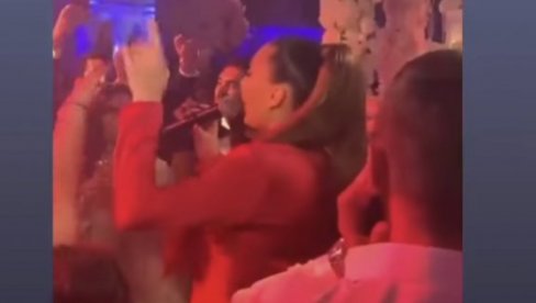 NE PRESTAJE DA SE PRIČA O ROMSKOJ SVADBI U RIMU: Ceca dovela atmosferu do usijanja, a evo ko je još bio na gala veselju NE PRESTAJE DA SE PRIČA O ROMSKOJ SVADBI U RIMU: Ceca dovela atmosferu do usijanja, a evo ko je još bio na gala veselju