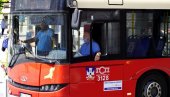 MLADIĆ KRVAVOG LICA ULETEO U AUTOBUS! Jurile ga naoružane osobe, vozač GSP ga spasao