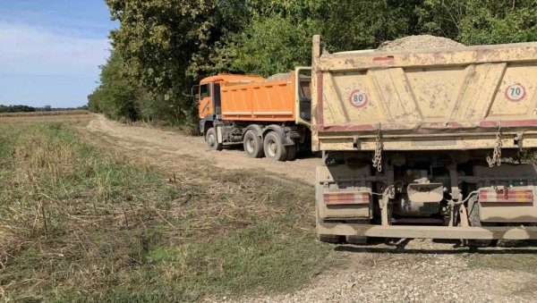 РАДОВИ КОД ШАПЦА: Шљунче путеве у селу Шеварице