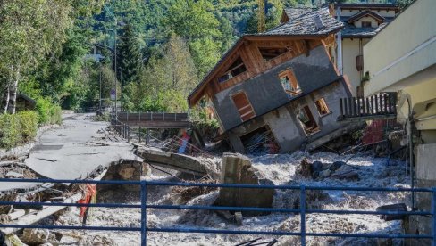 BUJICE NOSILE PUTEVE I MOSTOVE, NESTALO 11, POGINULA JEDNA OSOBA: Obilne padavne izazvale poplave u Italiji (FOTO)