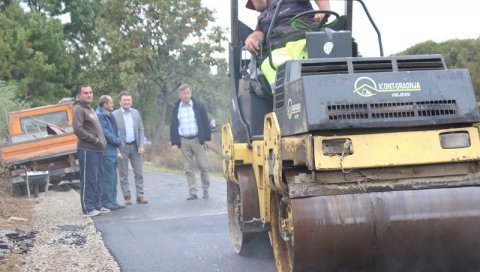 ПОЧЕЛО АСФАЛТИРАЊЕ У УГЉЕВИКУ: Нови пут под Мајевицом