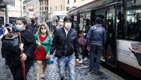 KAŽU POŠTUJTE MERE: Fotografija Hrvata sa maskom postala je viralna (FOTO)