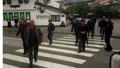 NE HAJU ZA UPOZORENJA, ZA MRTVE I ZARAŽENE: Ovaj grad je najnedisciplinovaniji, skoro niko ne nosi maske i - nije Beograd