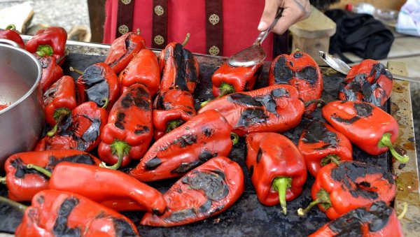 КОЛИКО ЋЕ КОШТАТИ АЈВАР ОВЕ ГОДИНЕ? Род касни, цене поврћа су високе, а домаћице калкулишу да ли им се исплати да одлажу припрему зимнице