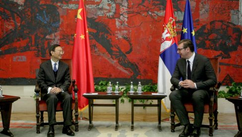 POSEBAN POKLON ZA GOSTA: Evo šta je predsednik Srbije poklonio kineskom zvaničniku (FOTO) POSEBAN POKLON ZA GOSTA: Evo šta je predsednik Srbije poklonio kineskom zvaničniku (FOTO)