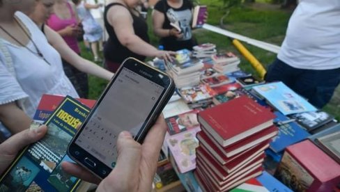 KNJIGOM  DO DEČJEG OSMEHA: Prijatelji osnovali humanitarnu biblioteku da bi pomogli bolesnoj deci