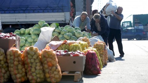 NA VELIKO NAJPRODAVANIJI LUK: Evo koje su cene voća i povrća