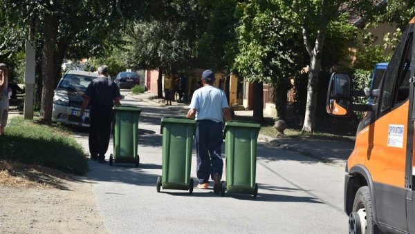 АКЦИЈА ВРШАЧКИХ КОМУНАЛАЦА: Скоро сва домаћинства у граду добила канту за смеће