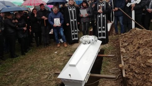 SAHRANJENA VANJA KOJU JE UBIO DROGIRANI VOZAČ: Baka je htela još jedanput da poljubi svog anđela, drugari iz odeljenja pročitali potresno pismo SAHRANJENA VANJA KOJU JE UBIO DROGIRANI VOZAČ: Baka je htela još jedanput da poljubi svog anđela, drugari iz odeljenja pročitali potresno pismo