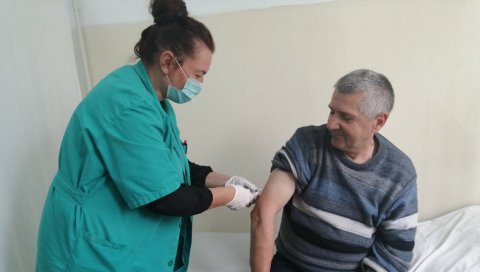 ВАКЦИНАЦИЈА ТЕЧЕ ПО ПЛАНУ: Ревакцинација у хали спортова Врање